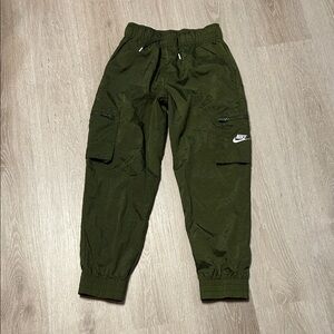 Nike Sportswear Older Kids' (Girls') Woven Cargo Trousers in Rough Green Sz Med